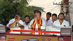 சேலம் மேற்கு தொகுதியில் 
தவெக வேட்பாளா் லட்சுமணன் 
வீதி வீதியாக வாக்கு சேகரிப்பு