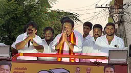 சேலம் மேற்கு தொகுதியில் 
தவெக வேட்பாளா் லட்சுமணன் 
வீதி வீதியாக வாக்கு சேகரிப்பு