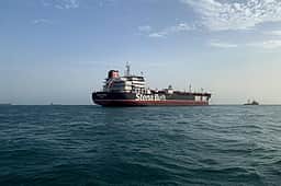 அமெரிக்க படையிடம் சிக்காமல் தப்பிய ஈரான் கச்சா எண்ணெய்க் கப்பல்: பல ஆயிரம் கி.மீ. தொலைவு ரகசிய பயணம்