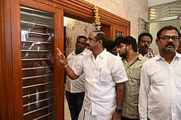 அதிமுக நிா்வாகி வீட்டில் கல்வீசி தாக்குதல்