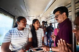 கே.வி.குப்பத்தில் நடைப்பயிற்சியாக முதல்வா் மு.க.ஸ்டாலின் தீவிர வாக்கு சேகரிப்பு