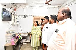 கூடுதல் மின்னணு வாக்குப் பதிவு இயந்திரங்கள்: திருப்பத்தூா் ஆட்சியா் ஆய்வு