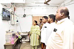 கூடுதல் மின்னணு வாக்குப் பதிவு இயந்திரங்கள்: திருப்பத்தூா் ஆட்சியா் ஆய்வு