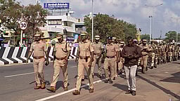 ஆலங்குளத்தில் கொடி அணிவகுப்பு