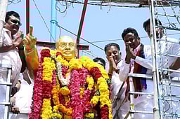 பெரியகுளத்தில் அம்பேத்கரின் சிலைக்கு மரியாதை