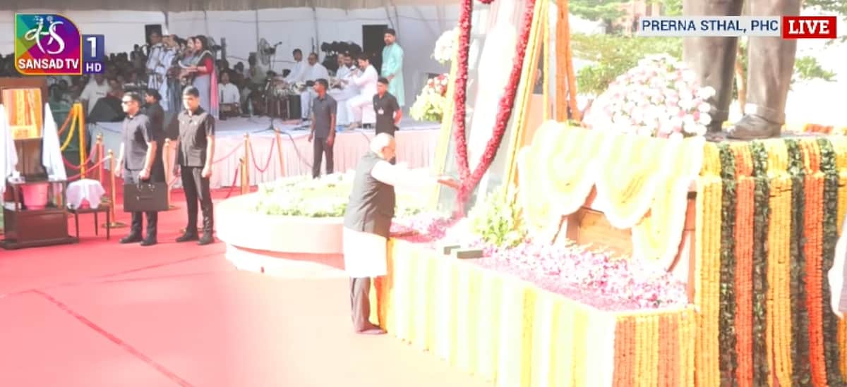 நாடாளுமன்றத்தில் அம்பேத்கர் சிலைக்கு மரியாதை! குடியரசு துணைத் தலைவர்!