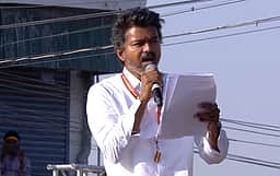 நெசவாளர்களுக்கு ரூ. 10 லட்சம் காப்பீடு: விஜய் வாக்குறுதி