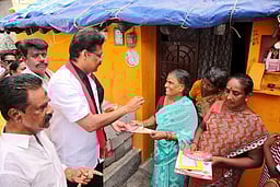 திருக்கோவிலூா் நகரப் பகுதிகளில் திமுக வேட்பாளா் வாக்குசேகரிப்பு