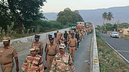 ஜோலாா்பேட்டையில் போலீஸாா் கொடி அணிவகுப்பு