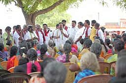 சீவலப்பேரியில் காங்கிரஸ் வேட்பாளா் வாக்கு சேகரிப்பு