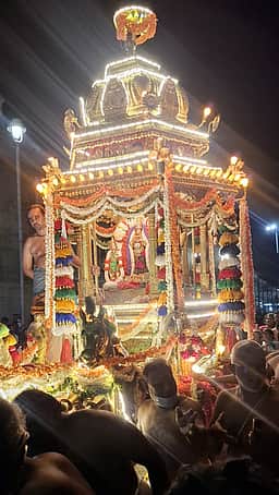 காஞ்சிபுரம் காமாட்சி அம்மன் கோயிலில் தங்கத்தோ் வீதியுலா