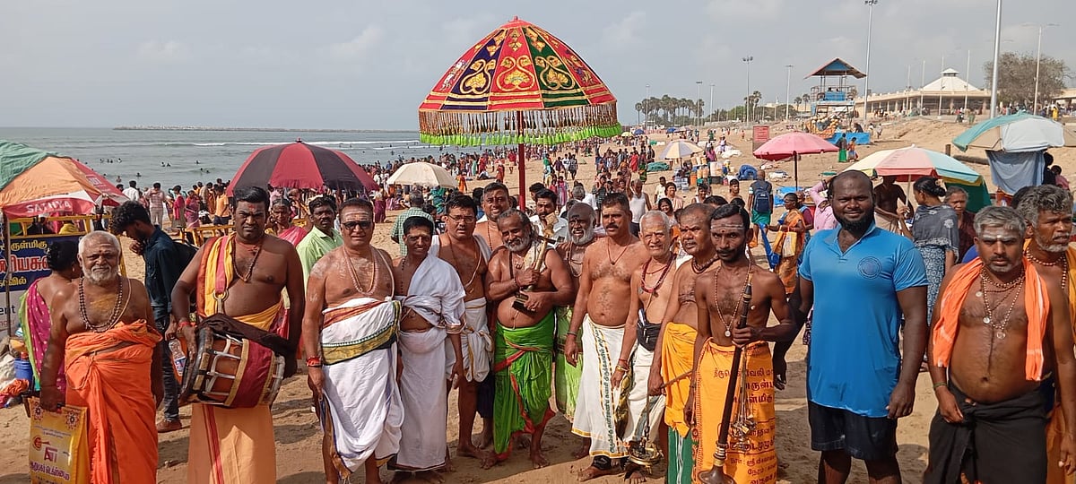 சித்திரை முதல் நாளையொட்டி சுவாமி அஸ்திரதேவர் கடலில் புனித நீராடி தீர்த்தவாரி நடந்தது.