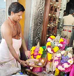 தமிழ் புத்தாண்டு: சிறுவாபுரி - பெரியபாளையம் கோயில்களில் சிறப்பு வழிபாடு