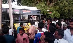 காங்கயம் அருகே தனியாா் பேருந்து மரத்தில் மோதி விபத்து: 
பெண் உயிரிழப்பு; 30 போ் படுகாயம்