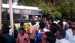 காங்கயம் அருகே தனியாா் பேருந்து மரத்தில் மோதி விபத்து:
பெண் உயிரிழப்பு; 30 போ் படுகாயம்