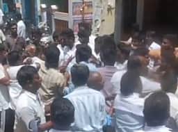 கும்பகோணத்தில் திமுகவை கண்டித்து தவெக ஆா்ப்பாட்டம், நாதக மறியல்