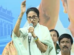 தோ்தல் நடைபெறும் மாநிலங்களுக்கு
மத்திய அமைச்சா்கள் மூலம் பணம் கடத்தல்- மம்தா குற்றச்சாட்டு