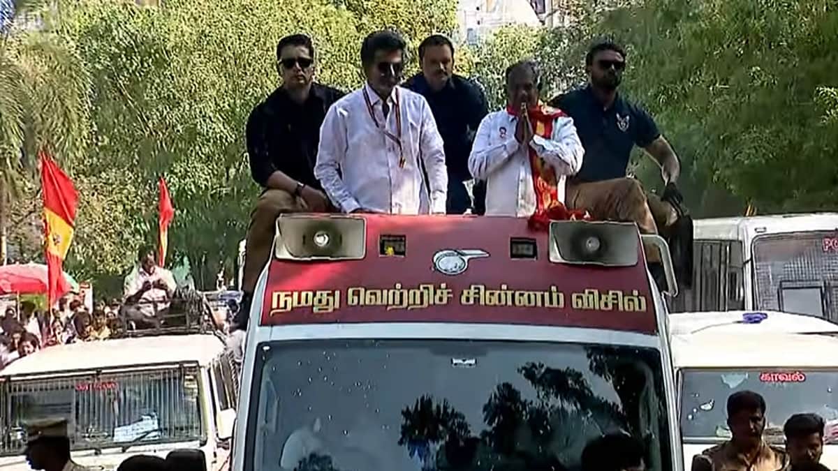 சென்னை தி. நகரில் விஜய் சாலை வலம்!