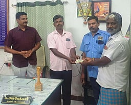 மருத்துவமனையில் தவறவிட்ட ரூ.10 ஆயிரம் உரியவரிடம் ஒப்படைப்பு