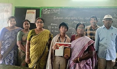 அபாகஸில் கிராண்ட் மாஸ்டா் பட்டம் அரசுப் பள்ளி மாணவருக்கு பாராட்டு