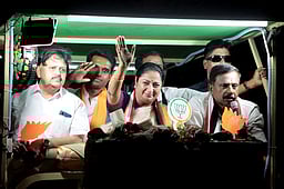 பாஜக வேட்பாளா் வானதியை ஆதரித்து தில்லி முதல்வா் ரேகா குப்தா பிரசாரம்