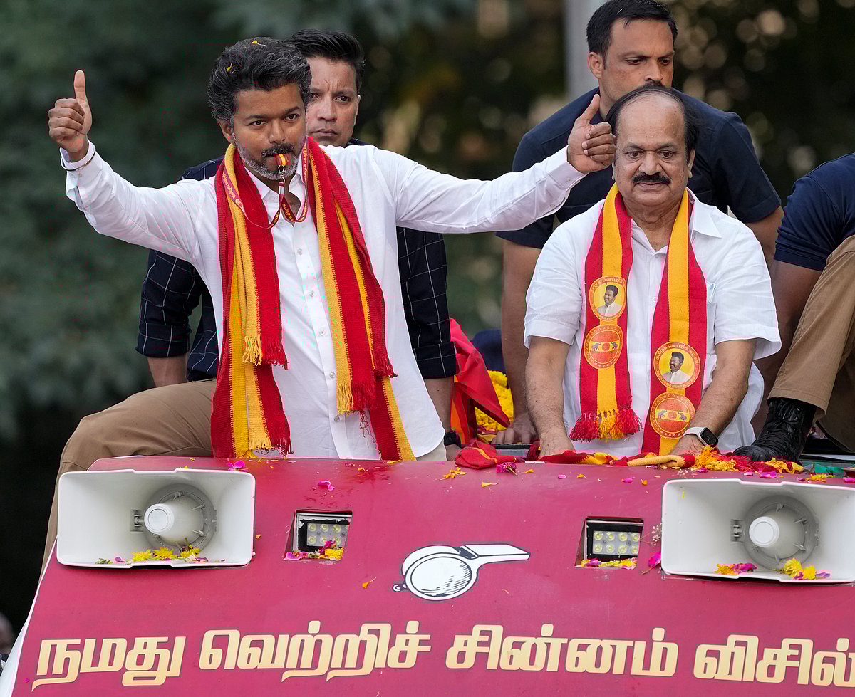 சட்டப்பேரவைத் தேர்தலையொட்டி தமிழகத்தின் பல்வேறு பகுதிகளில் த.வெ.க. தலைவர் விஜய் சுற்றுப் பயணம் மேற்கொண்டு, தீவிர வாக்கு சேகரிப்பில் ஈடுபட்டு வரும் நிலையில், புதன்கிழமை சென்னையில் பிரசாரம் மேற்கொண்டார்.