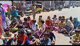 பெரியகுளத்தில் சுத்தமான குடிநீா் சீராக வழங்கக் கோரி சாலை மறியல்