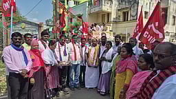 கடலூா் தொகுதி காங்கிரஸ் வேட்பாளா் தீவிர வாக்கு சேகரிப்பு