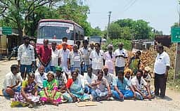 நெல் கொள்முதல் செய்யக்கோரி சாலை மறியல்