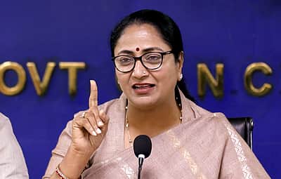 மகளிா் இடஒதுக்கீடு மசோதா தோல்வி! எதிா்க்கட்சி உண்மை முகம் அம்பலம்: ரேகா குப்தா