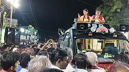 ஆறுமுகனேரியில் கனிமொழி எம்.பி. வாக்கு சேகரிப்பு