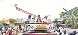 கும்மிடிப்பூண்டி ஒன்றியத்தில் திமுக வேட்பாளா் வாக்கு சேகரிப்பு