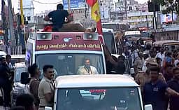 சென்னையில் சாலைப் பேரணியாகச் சென்று வாக்கு சேகரித்த விஜய்