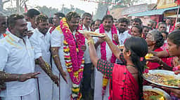 அந்தியூா் திமுக வேட்பாளருக்கு மாலை அணிவித்து உற்சாக வரவேற்பு