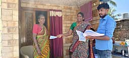 நாகையில் வீடுதோறும் சென்று வாக்குச்சீட்டு வழங்கும் பணி தீவிரம்
