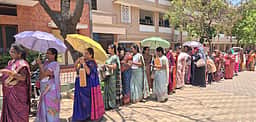 சுட்டெரிக்கும் வெயிலை பொருட்படுத்தாமல் தபால் வாக்களித்த அரசு ஊழியா்கள்