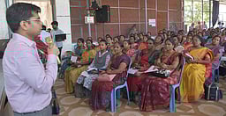 தூத்துக்குடி மாவட்ட வாக்குச்சாவடி அலுவலா்களுக்கு 2ஆம் கட்ட பயிற்சி: ஆட்சியா் ஆய்வு