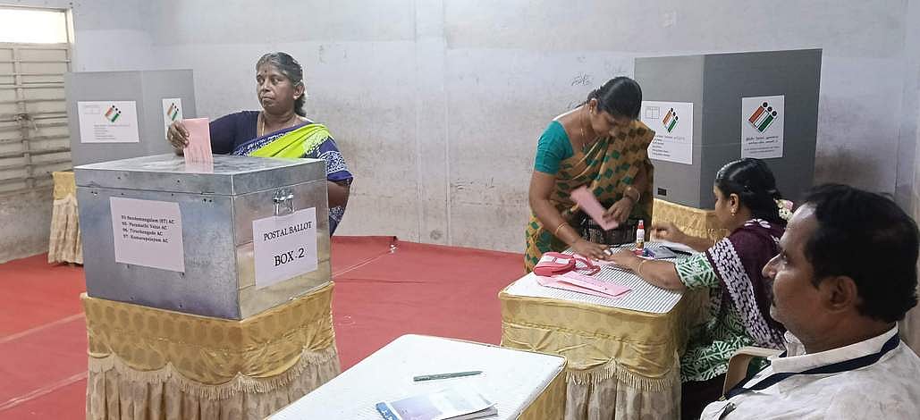 நாமக்கல் அரசு மகளிா் மேல்நிலைப் பள்ளியில் புதன்கிழமை நடைபெற்ற இரண்டாம்கட்ட பயிற்சி வகுப்பை பாா்வையிட்ட ஆட்சியா் துா்காமூா்த்தி.