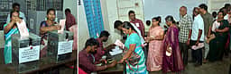 தபால் வாக்களித்த ஆசிரியா்கள், அரசு ஊழியா்கள்