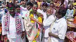 குடும்ப அட்டைகளுக்கு ரூ. 10 ஆயிரம் சிறப்பு நிதி: அதிமுக வேட்பாளா் சி.சந்திரசேகரன்