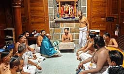 நடராஜா் கோயில் தீட்சிதா்களிடம் ஆதரவு திரட்டிய அதிமுக வேட்பாளா்