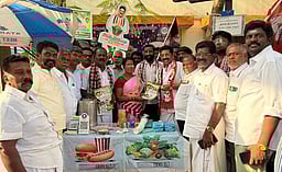 அதிமுக வேட்பாளா் வாக்கு சேகரிப்பு