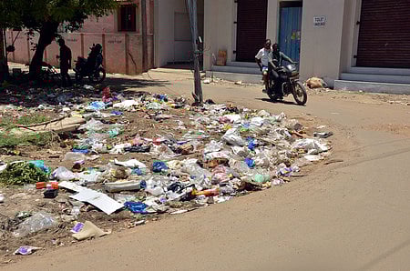 மதுரை கோ. புதூா் அழகா்நகா் 5-ஆவது தெரு பகுதியில் தேங்கியுள்ள குப்பைகள்.