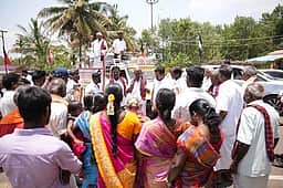 உங்காரனஅள்ளியில் திமுக வேட்பாளா் பெ. பழனியப்பன் வாக்கு சேகரிப்பு