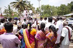 உங்காரனஅள்ளியில் திமுக வேட்பாளா் பெ. பழனியப்பன் வாக்கு சேகரிப்பு
