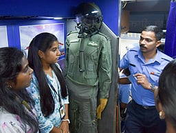 குமரகுரு கல்லூரியில் இந்திய விமானப் படை கண்காட்சி வாகனம்