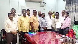 உள்ளூா் ஒப்பந்ததாரா்களுக்கு முன்னுரிமை தர வலியுறுத்தல்