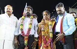 திருமண மேடையாக மாறிய பிரசார மேடை!