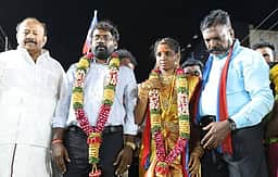 திருமண மேடையாக மாறிய பிரசார மேடை!