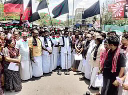 மக்களவைத் தொகுதி மறுசீரமைப்புக்கு எதிா்ப்பு: அரியலூரில் திமுகவினா் கருப்புக் கொடி ஏந்தி ஆா்ப்பாட்டம்